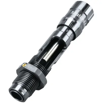 Usazovací matrice s okénkem pro snadné vložení střely, systémem zadržení střely, mikrometrickým nastavením hloubky usazení a samocentrovacím dříkem pro dokonalou souosost.